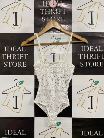 MISSI LONDON |XS| BUST 12| A34| WHITE LACE CROCHET SPAGHETTI-STRAP BODYSUIT