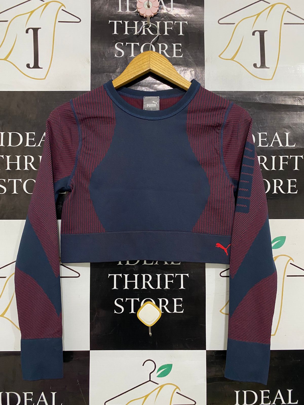 PUMA |L| BUST 15| A34| NAVY & MAROON SEAMLESS LONG-SLEEVE ATHLETIC CROP TOP