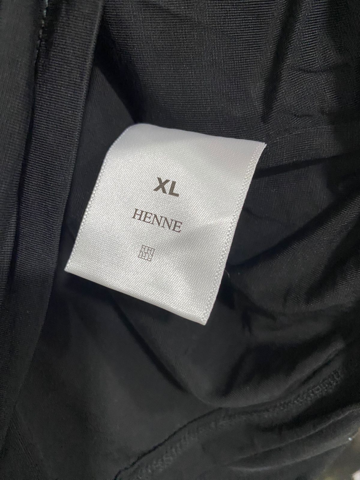 HENNE |XL| BUST 16| A34| BLACK PLUNGING V-NECK SLEEVELESS RUCHED TOP