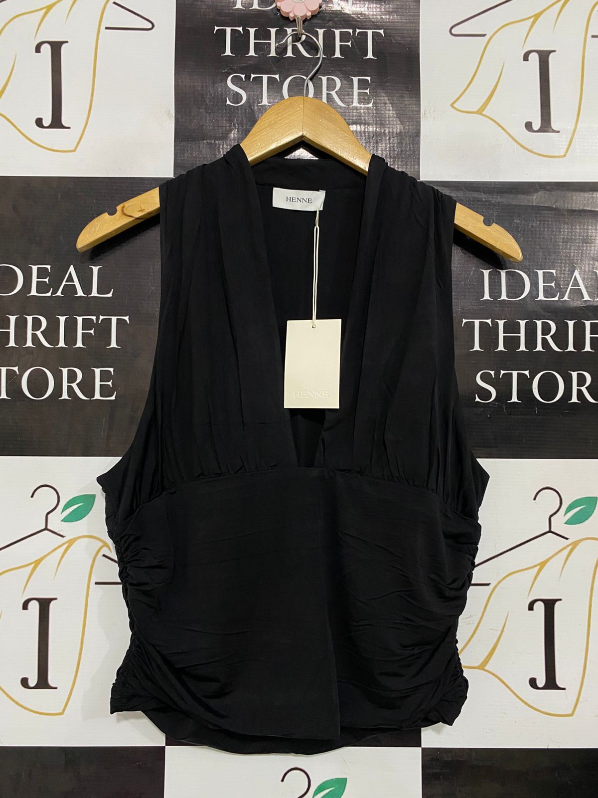HENNE |XL| BUST 16| A34| BLACK PLUNGING V-NECK SLEEVELESS RUCHED TOP