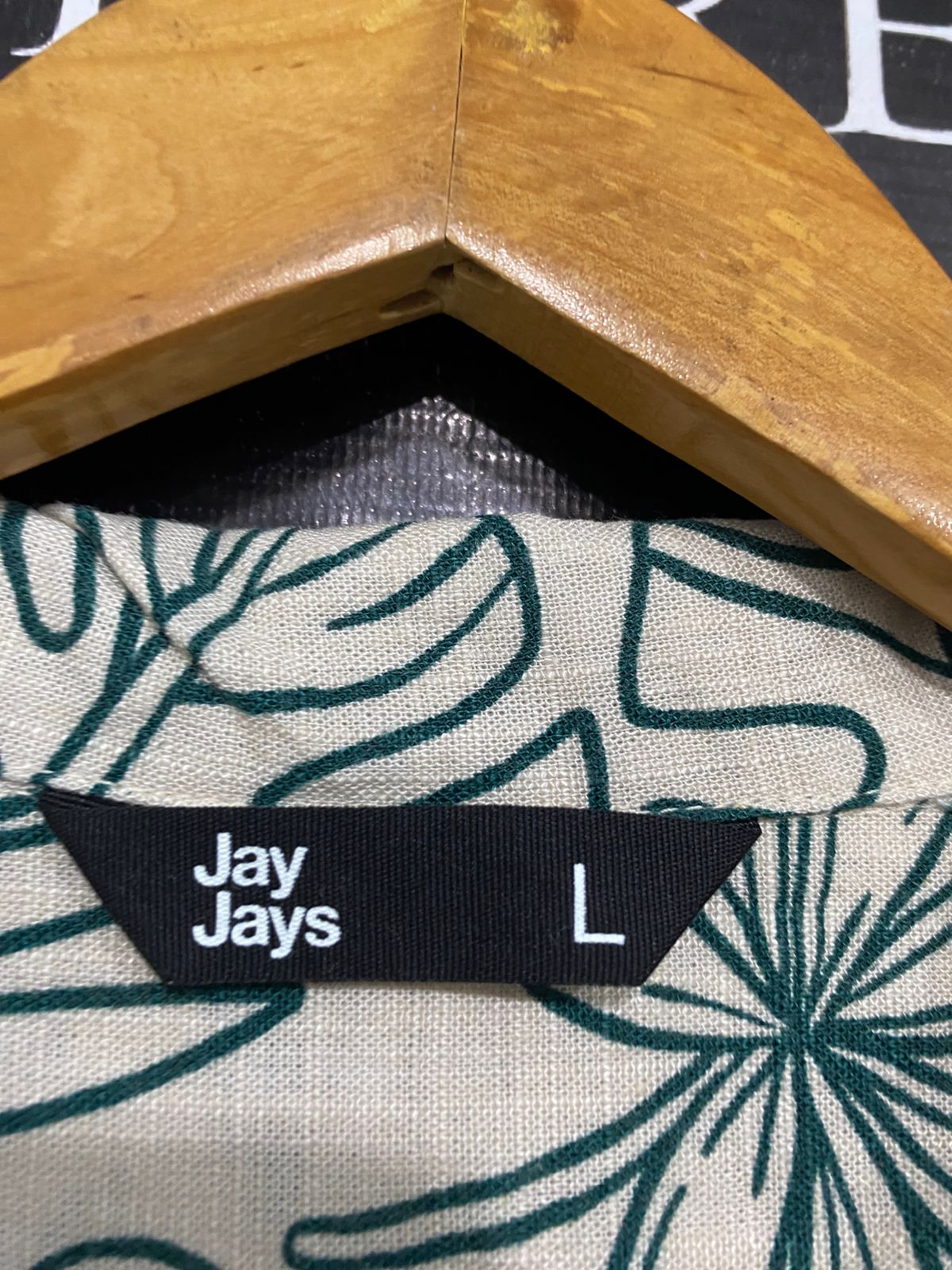 JAY JAYS |L| BUST 23| A34| BEIGE & GREEN TROPICAL LEAF PRINT SHORT-SLEEVE BUTTON-UP SHIRT