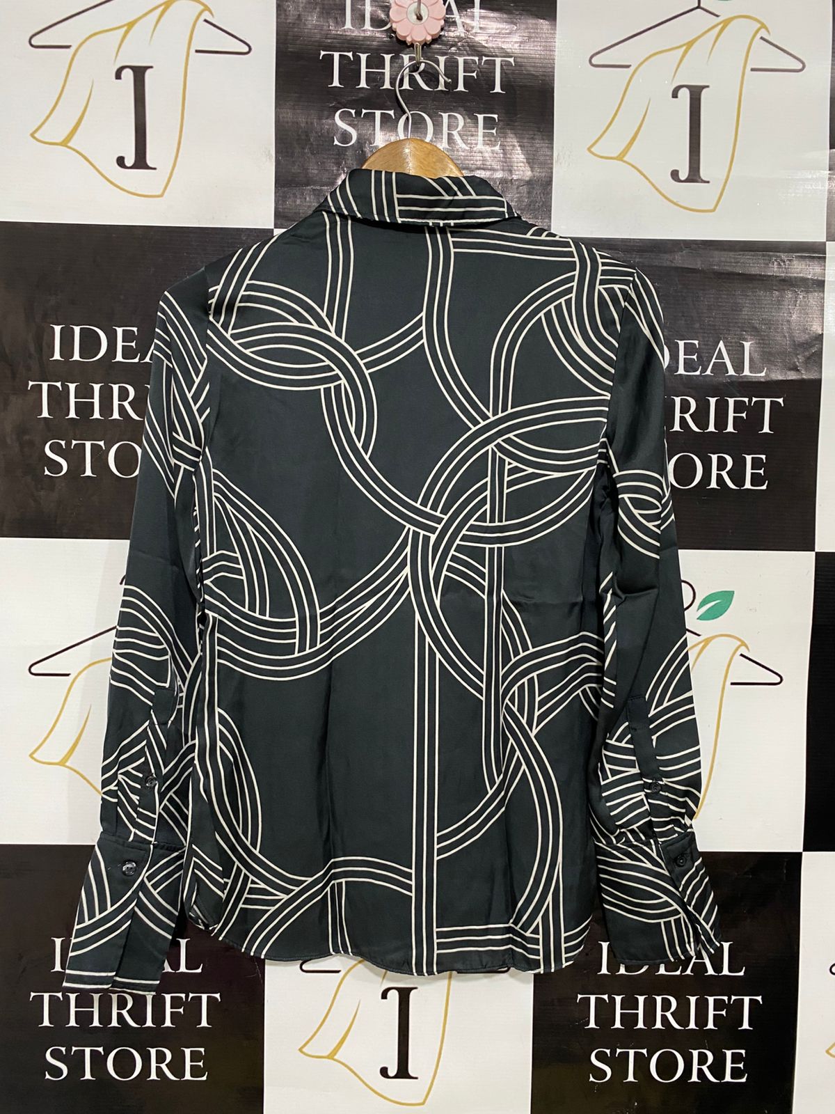 H&M |XS| BUST 17| A34| BLACK & WHITE GEOMETRIC LINE-ART LONG-SLEEVE BUTTON-UP BLOUSE