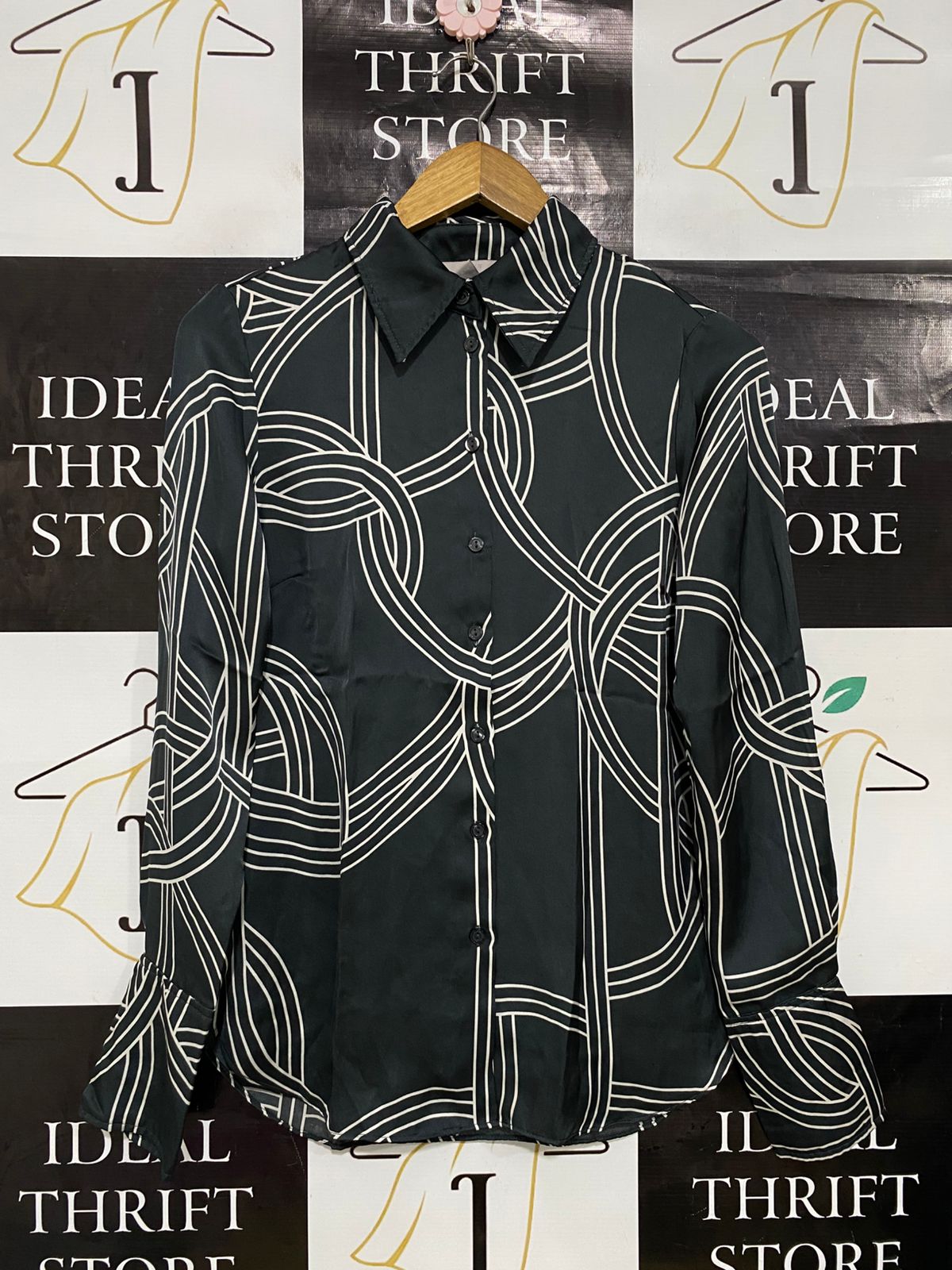 H&M |XS| BUST 17| A34| BLACK & WHITE GEOMETRIC LINE-ART LONG-SLEEVE BUTTON-UP BLOUSE