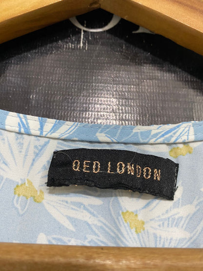 QED LONDON |L| BUST 19| A34| ICE BLUE & WHITE DAISY FLORAL PRINT SHORT-SLEEVE MIDI DRESS