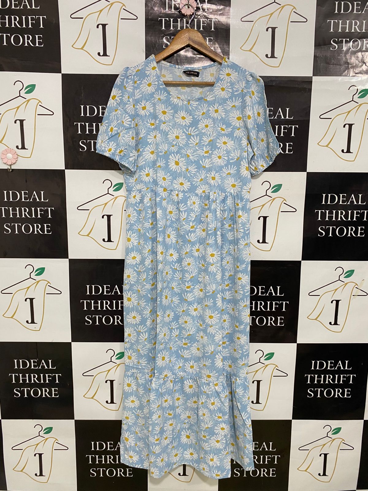 QED LONDON |L| BUST 19| A34| ICE BLUE & WHITE DAISY FLORAL PRINT SHORT-SLEEVE MIDI DRESS