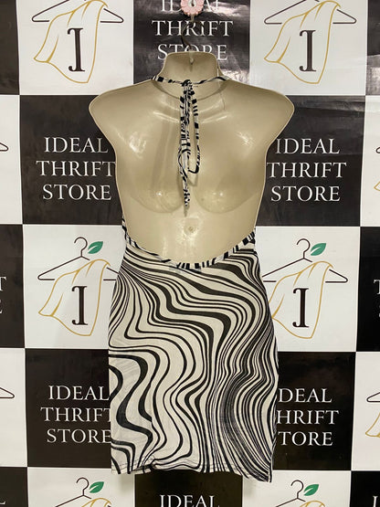PRETTYLILLTE THING |S| BUST 15| A34| BLACK & WHITE OPTICAL SWIRL PRINT COWL-NECK BODYCON MINI DRESS