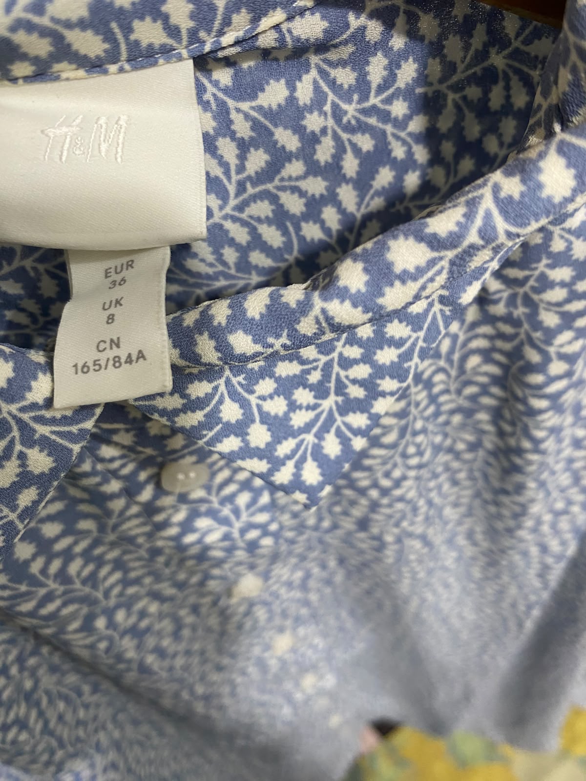 H&M |M| BUST 18| A35| BLUE & WHITE LEAF-PRINT BUTTON-DOWN LONG-SLEVE SHIRT