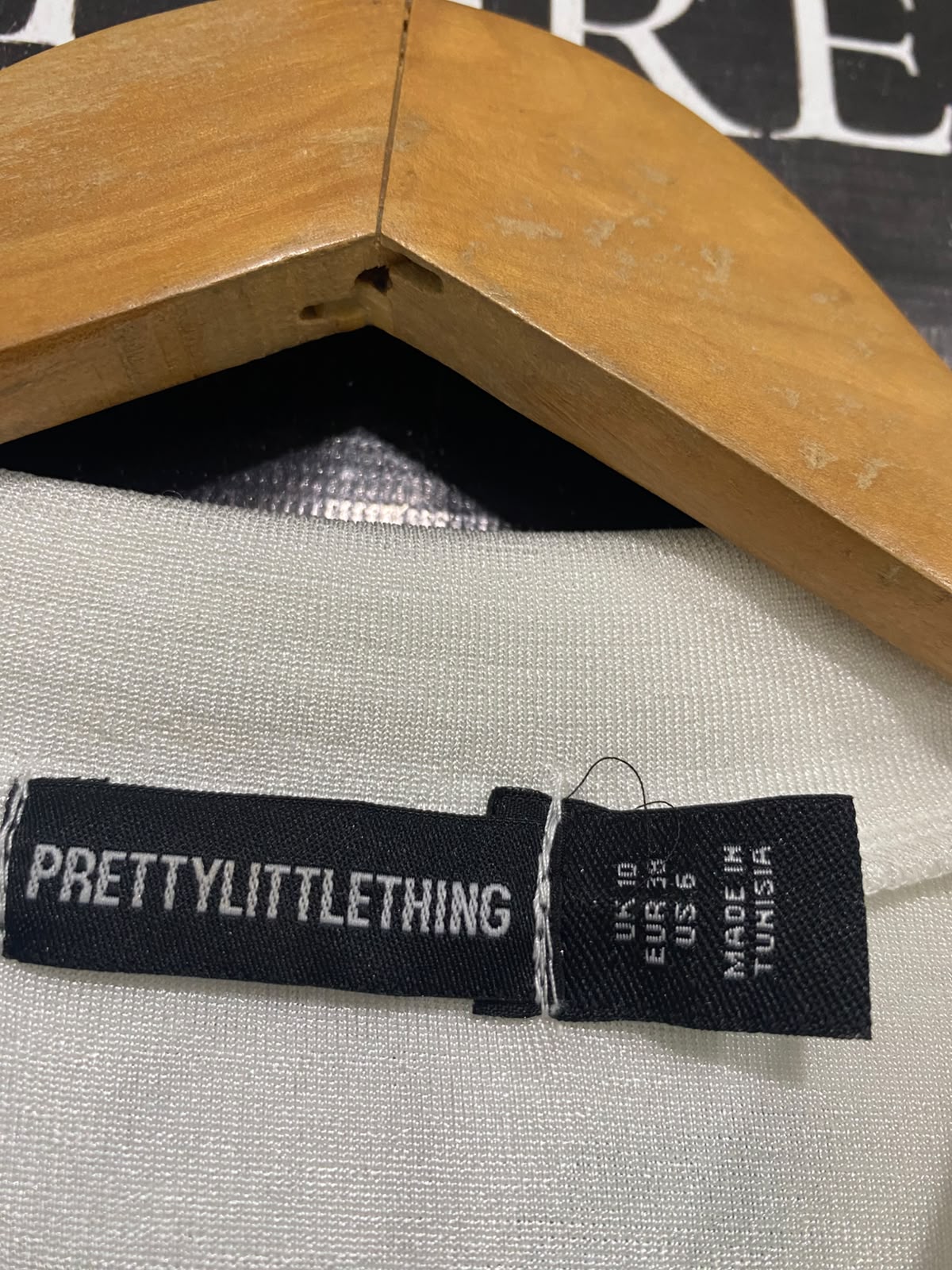 PRETTYLITTLE THING |S| BUST 15| A36| WHITE RUFFLED BUTTON-UP LONG-SLEEVE CROPPED POLO TOP