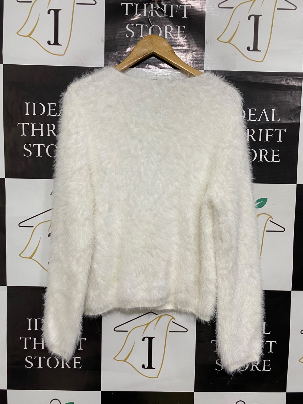 |XL| BUST 19| A36| WHITE FLUFFY FUZZY LONG-SLEEVE BUTTON-UP CARDIGAN