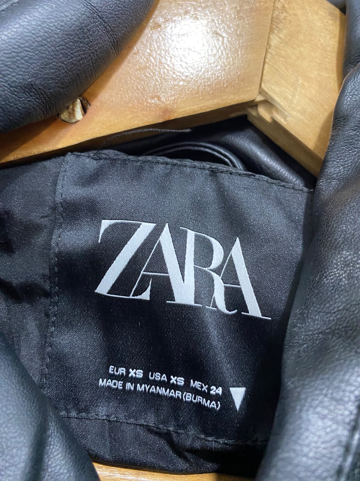 ZARA |XS| BUST 19| A35| BLACK FAUX-LEATHER PUFFER VEST COAT