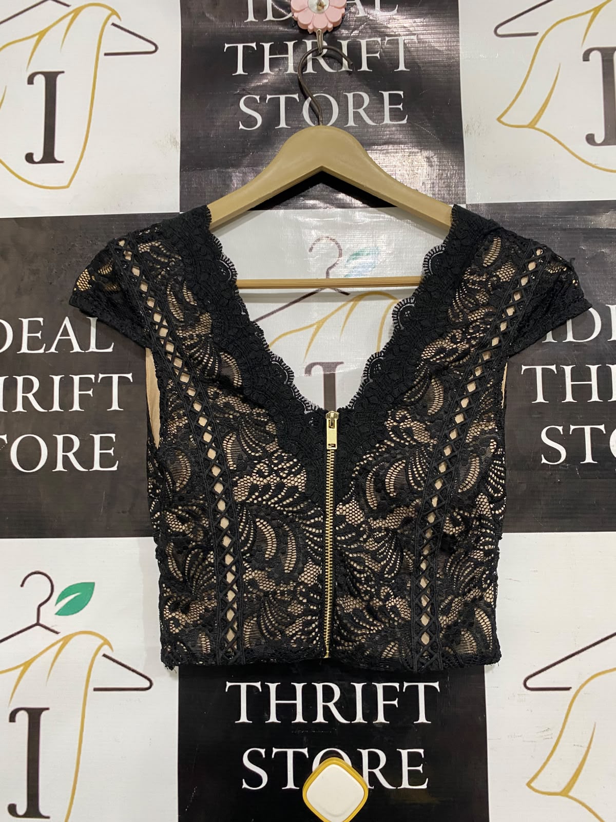 RIVER ISLAND |S| BUST 13| A37| BLACK CROCHET LACE SCALLOPED V-NECK CROP TOP
