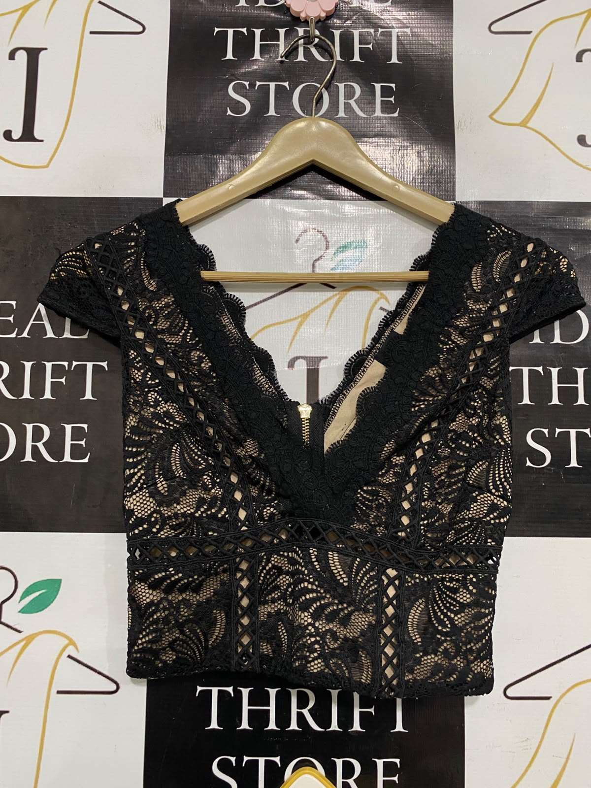 RIVER ISLAND |S| BUST 13| A37| BLACK CROCHET LACE SCALLOPED V-NECK CROP TOP