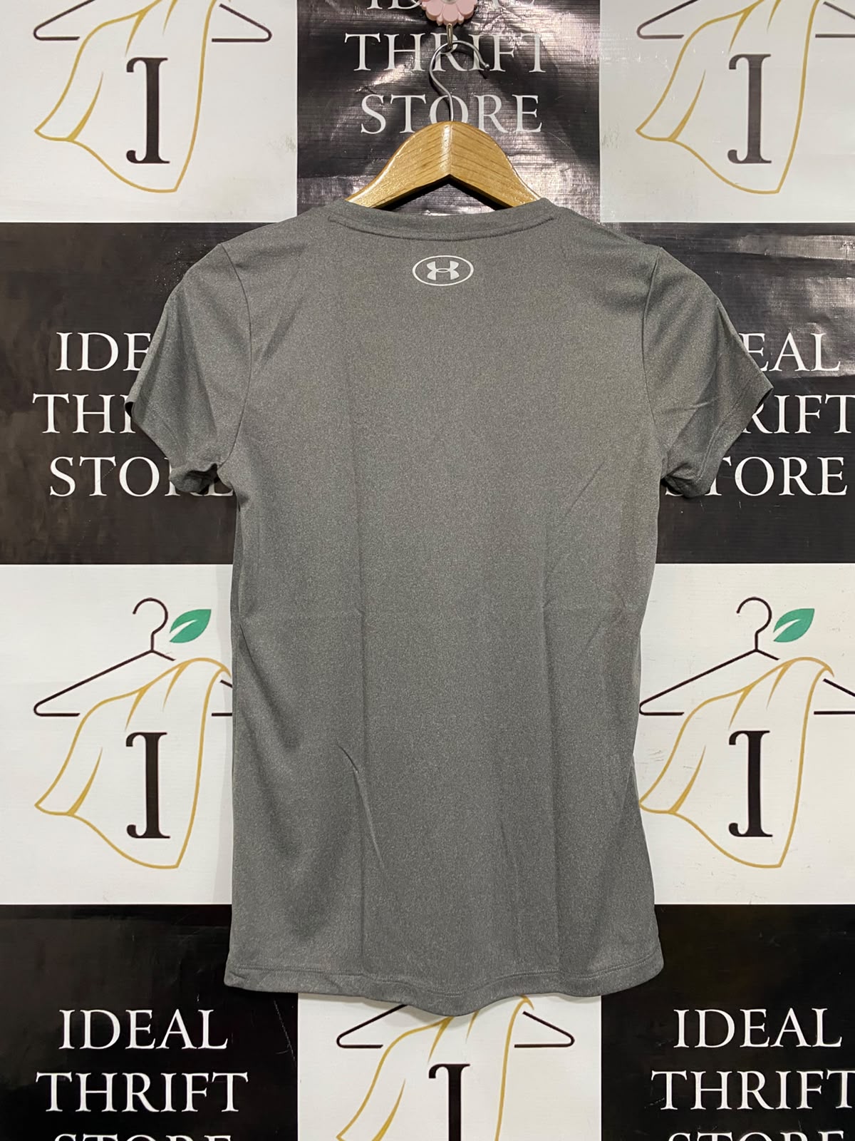 UNDER ARMOUR |XS| BUST 16| A37| GREY HEATGEAR V-NECK ATHLETIC T-SHIRT