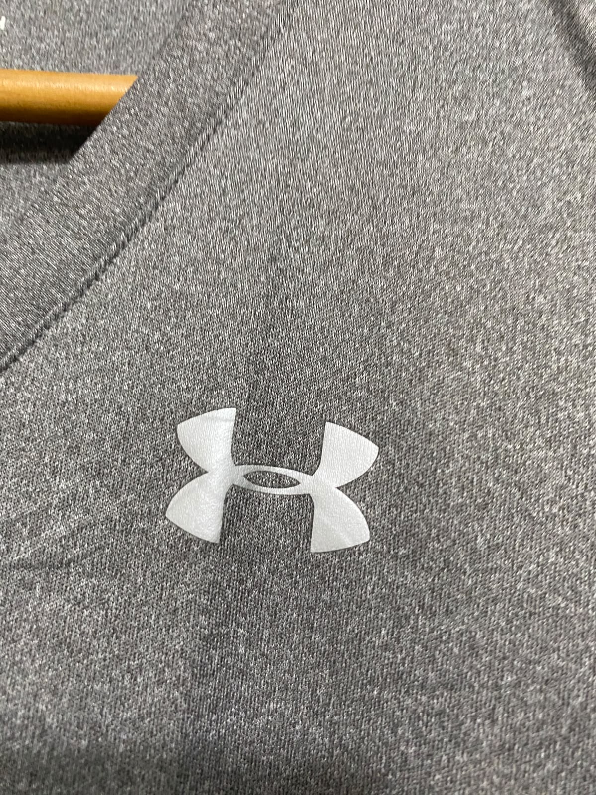 UNDER ARMOUR |XS| BUST 16| A37| GREY HEATGEAR V-NECK ATHLETIC T-SHIRT
