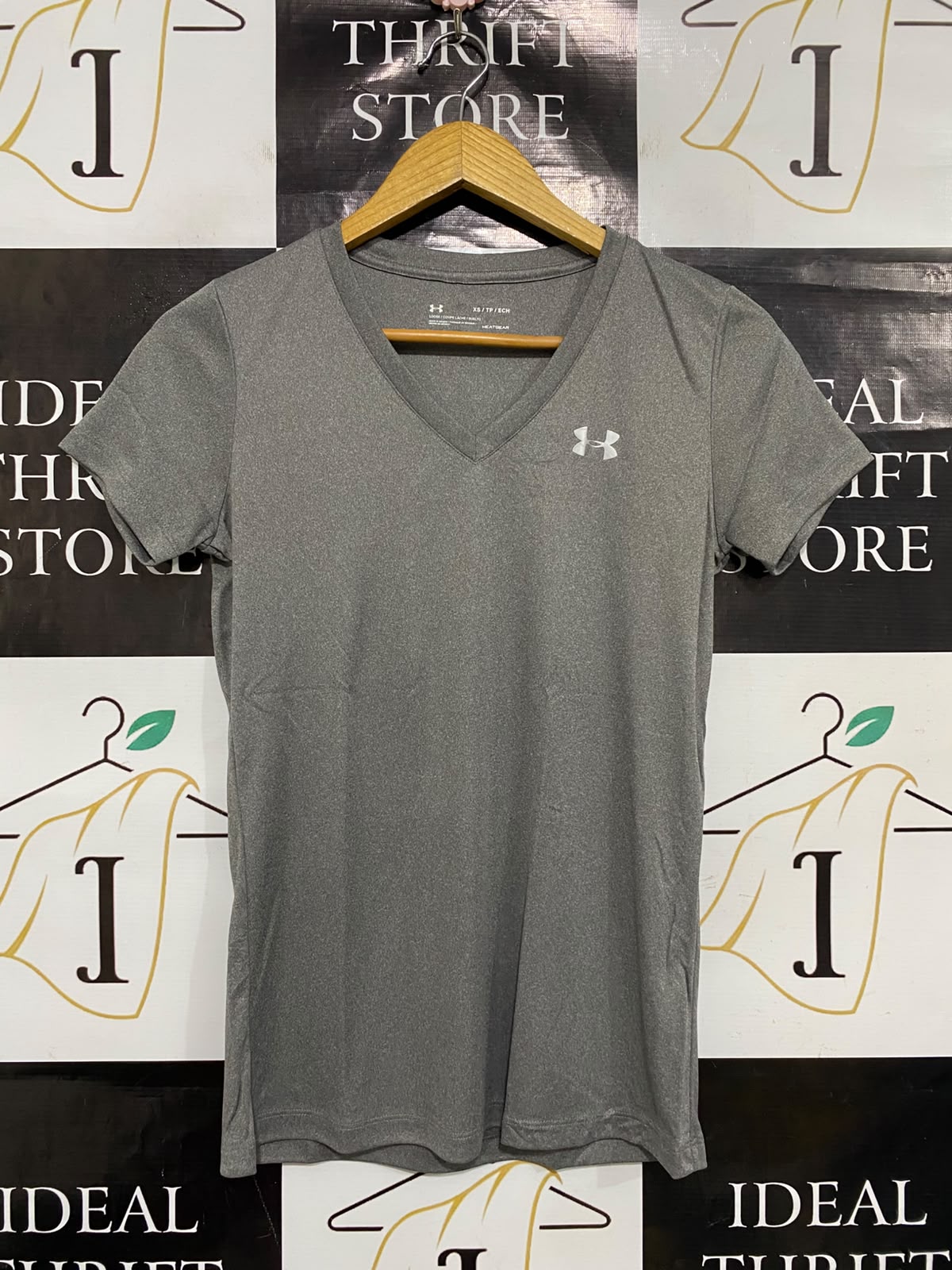 UNDER ARMOUR |XS| BUST 16| A37| GREY HEATGEAR V-NECK ATHLETIC T-SHIRT