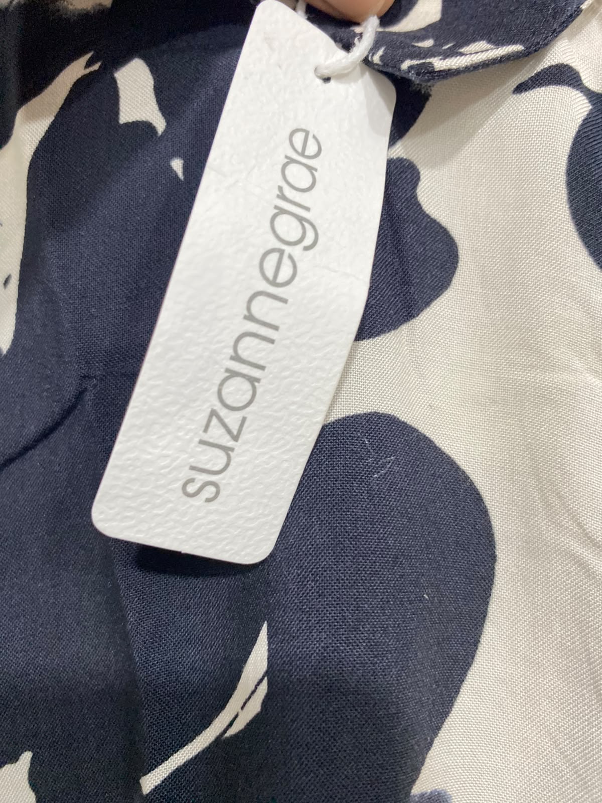 SUZANNEGRAE |M| BUST 19| A38| NEUTRAL ABSTRACT FLORAL LONG-SLEEVE BUTTON-DOWN SHIRT