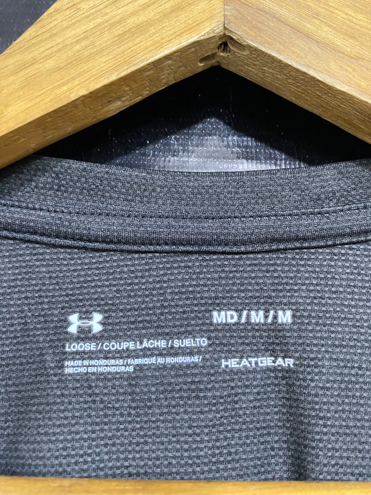 UNDER ARMOUR |M| BUST 17| A38| CHARCOAL GREY HEATGEAR V-NECK ATHLETIC T-SHIRT