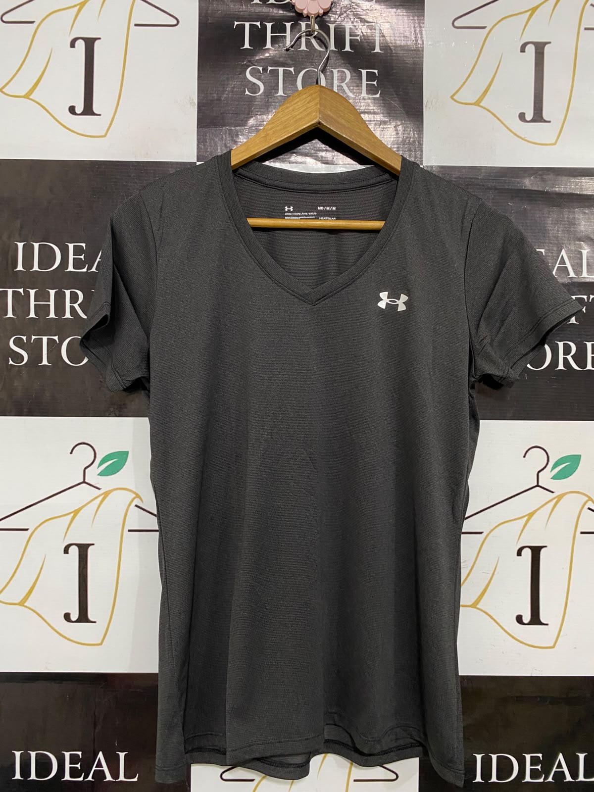 UNDER ARMOUR |M| BUST 17| A38| CHARCOAL GREY HEATGEAR V-NECK ATHLETIC T-SHIRT