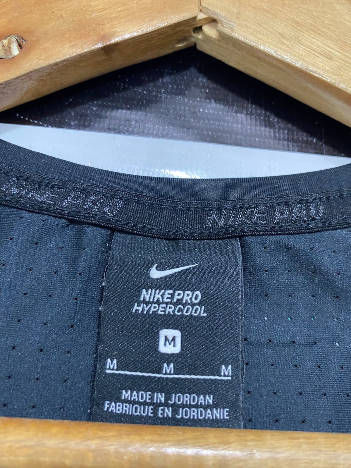 NIKE |M| BUST 16| A38| BLACK PRO HYPERCOOL MESH-PANEL ATHLETIC T-SHIRT