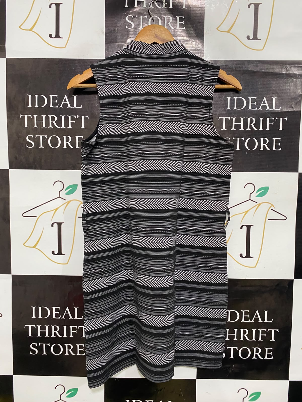 RIVER ISLAND |S| BUST 17| A39| BLACK & WHITE PATTERNED SLEEVELESS MOCK-NECK MINI DRESS
