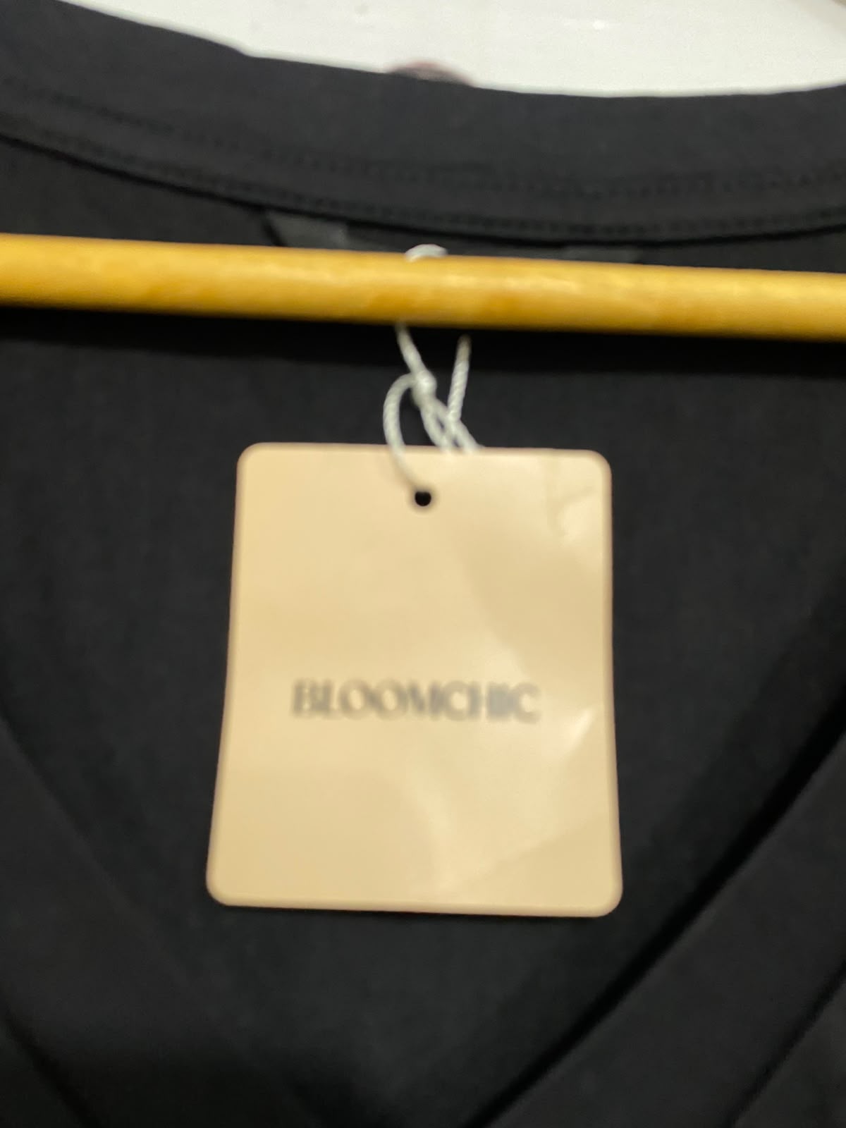 BLOOMCHIC |M| BUST 22| A39| BLACK V-NECK UTILITY T-SHIRT