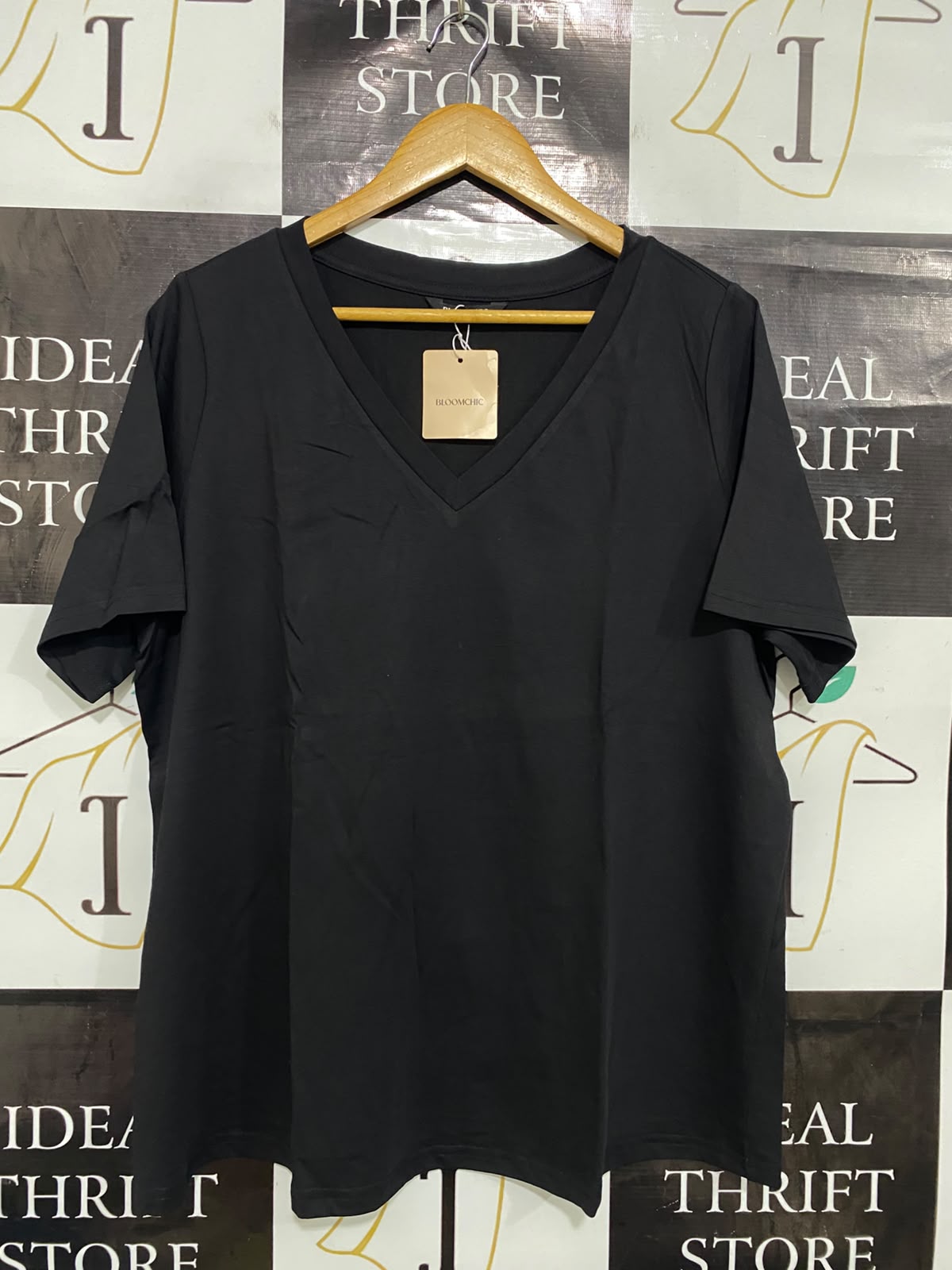 BLOOMCHIC |M| BUST 22| A39| BLACK V-NECK UTILITY T-SHIRT