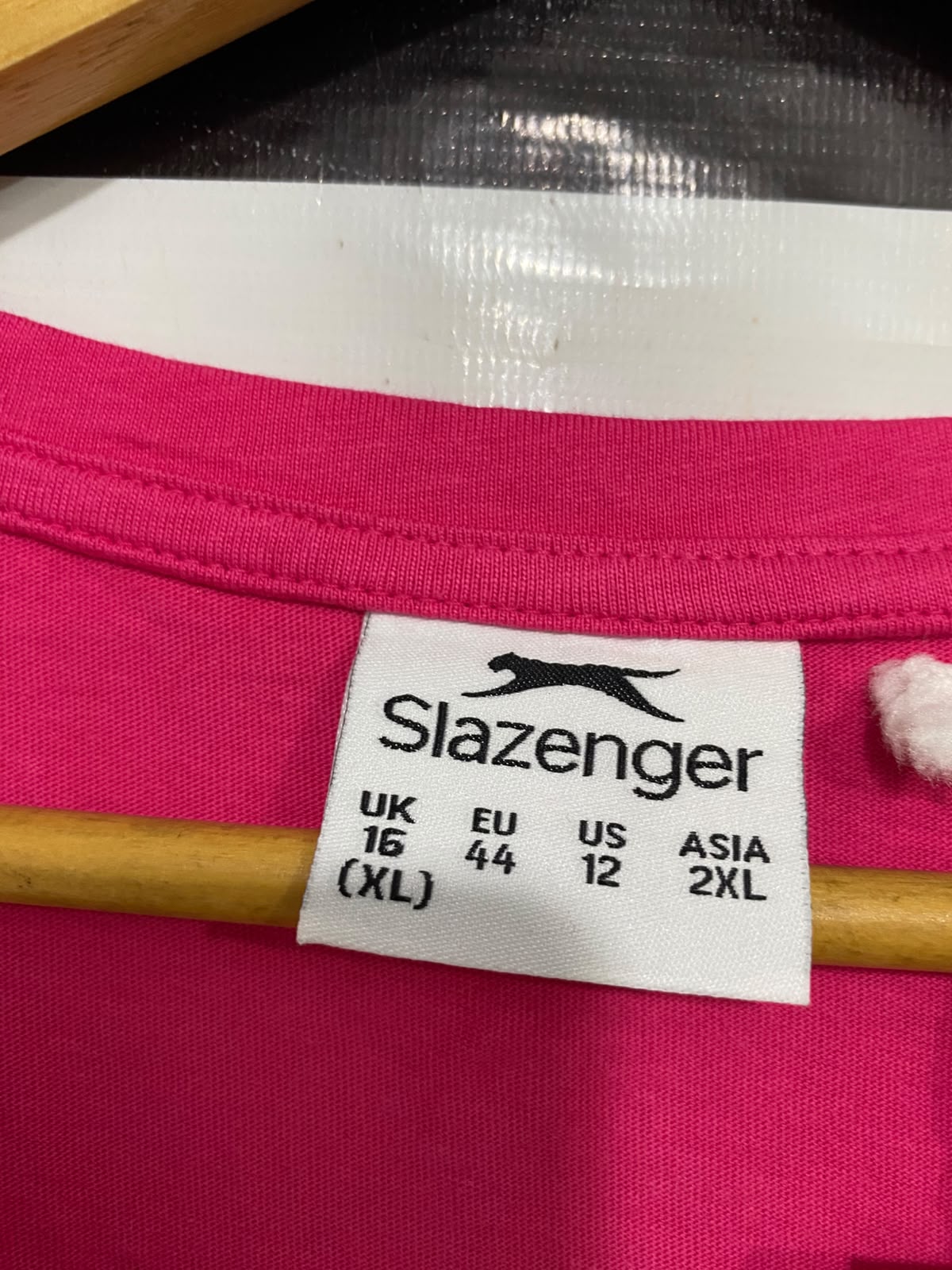 SLAZENGER |XL| BUST 21| A40| MAGENTA V-NECK ATHLETIC UTILITY T-SHIRT