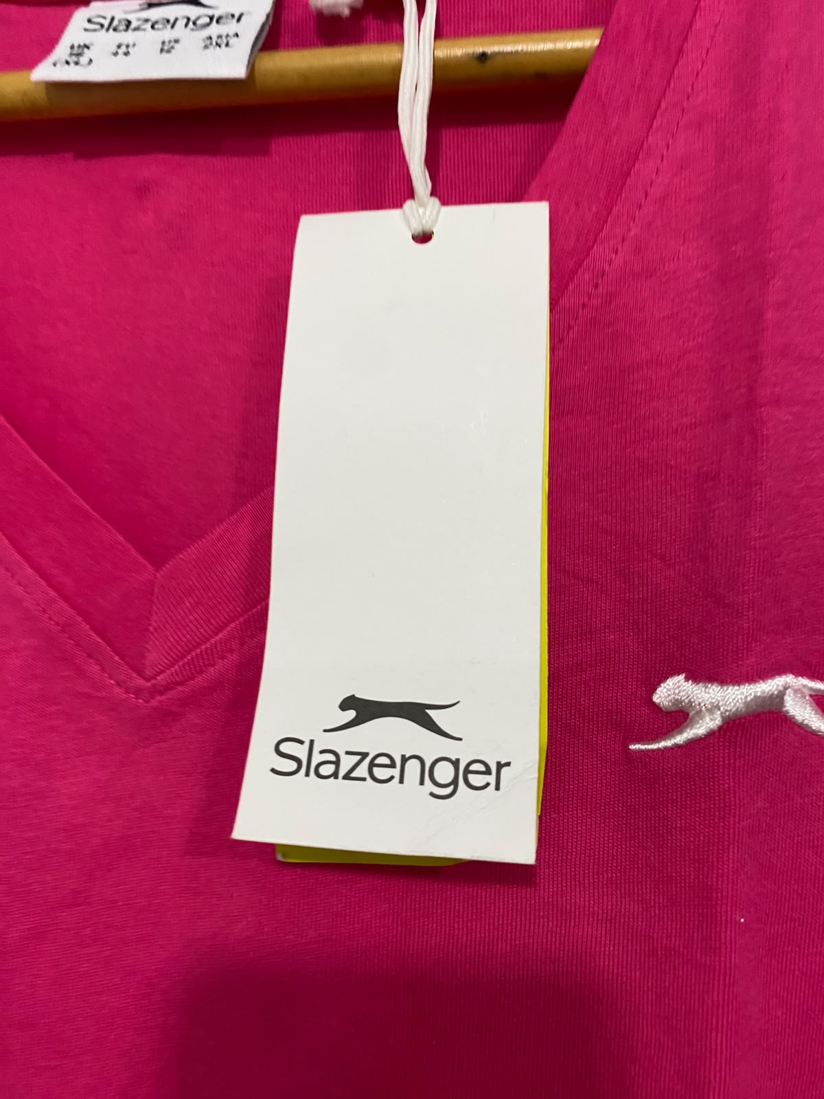SLAZENGER |XL| BUST 21| A40| MAGENTA V-NECK ATHLETIC UTILITY T-SHIRT