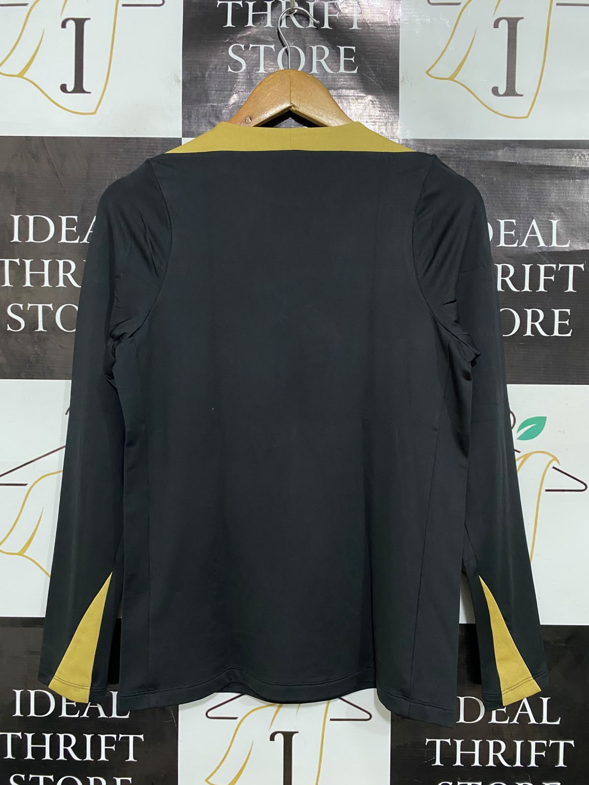 NIKE |S| BUST 17| A40| BLACK AND GOLD DRI-FIT LONG-SLEEVE PERFORMANCE UTILITY TOP