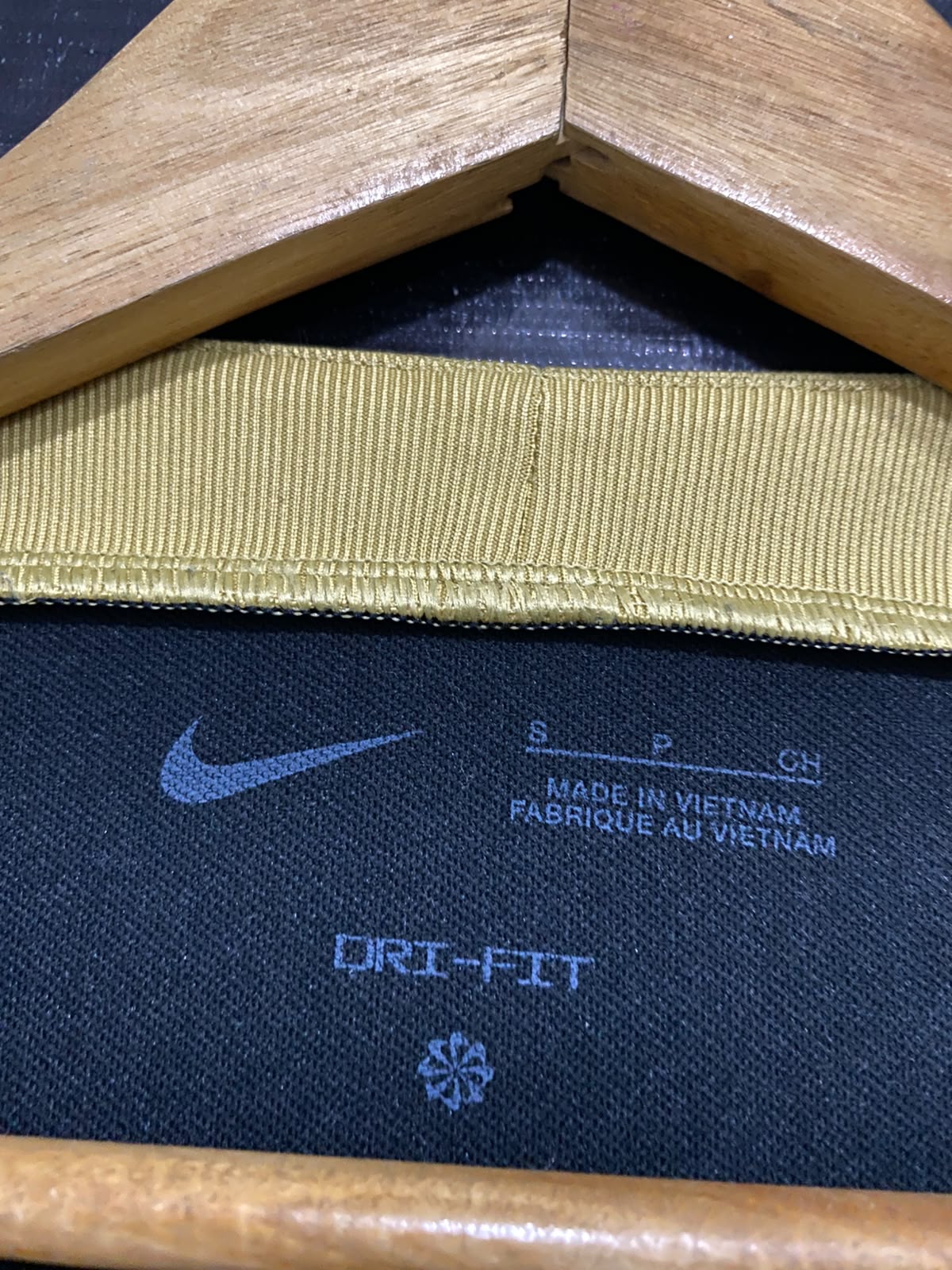 NIKE |S| BUST 17| A40| BLACK AND GOLD DRI-FIT LONG-SLEEVE PERFORMANCE UTILITY TOP
