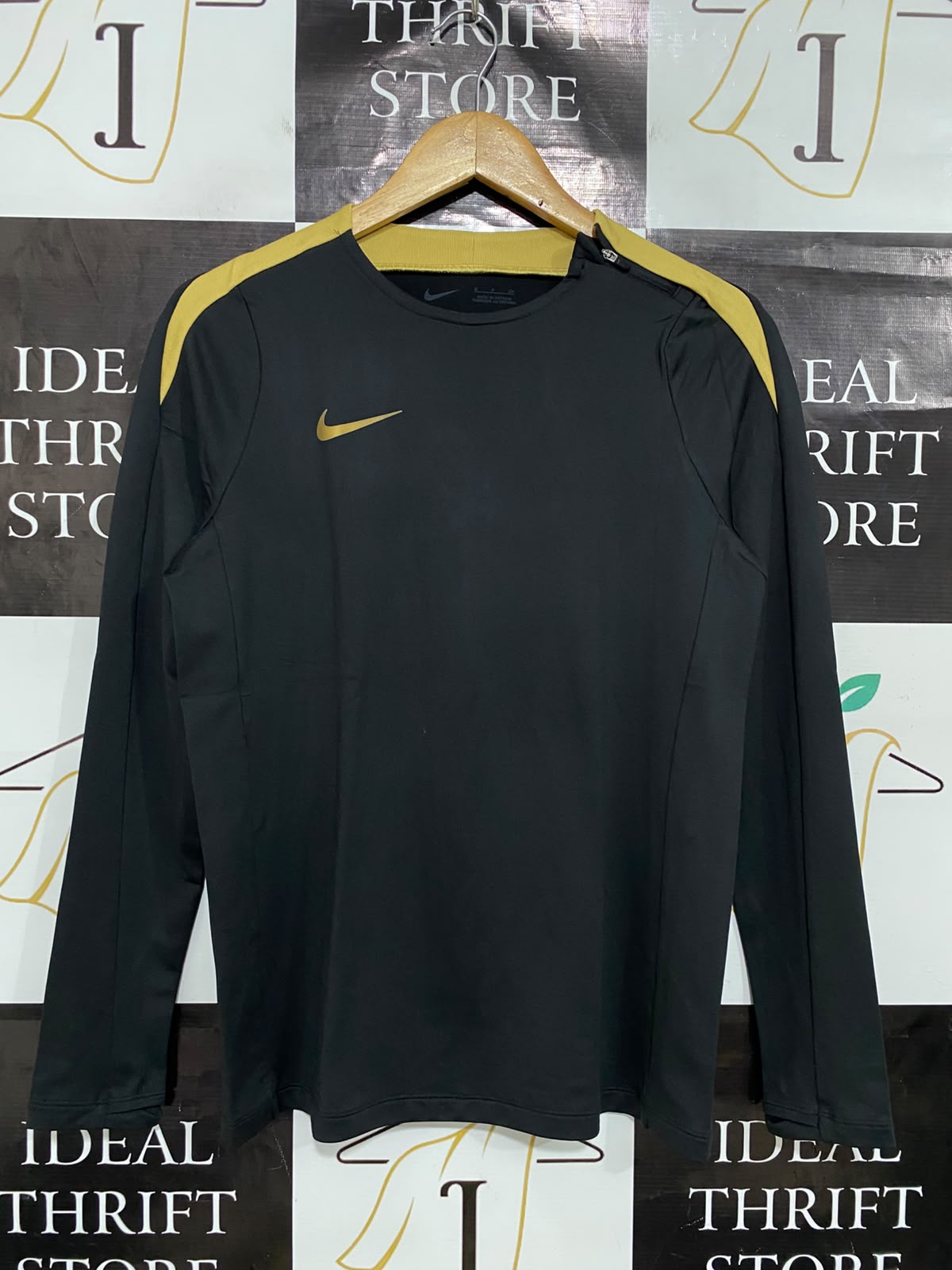NIKE |S| BUST 17| A40| BLACK AND GOLD DRI-FIT LONG-SLEEVE PERFORMANCE UTILITY TOP