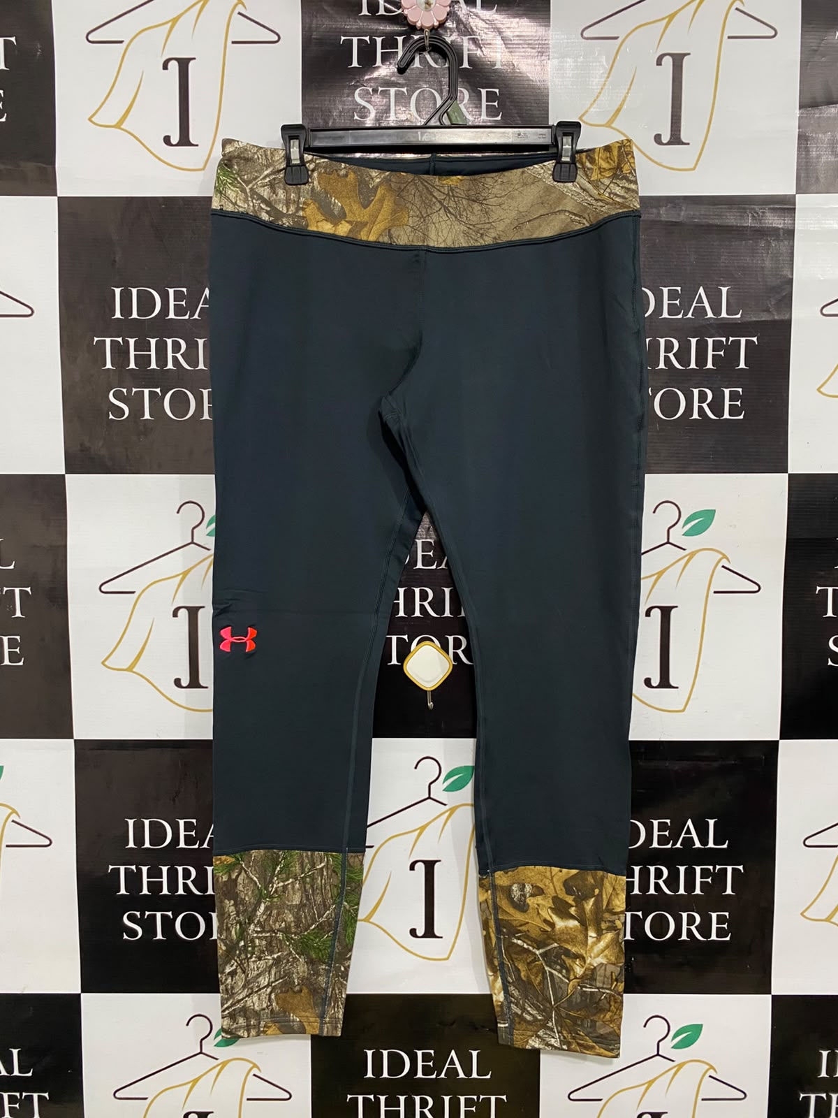 UNDER ARMOUR |L| WAIST 32| A40| CHARCOAL AND CAMO ACCENT PERFORMANCE UTILITY LEGGINGS