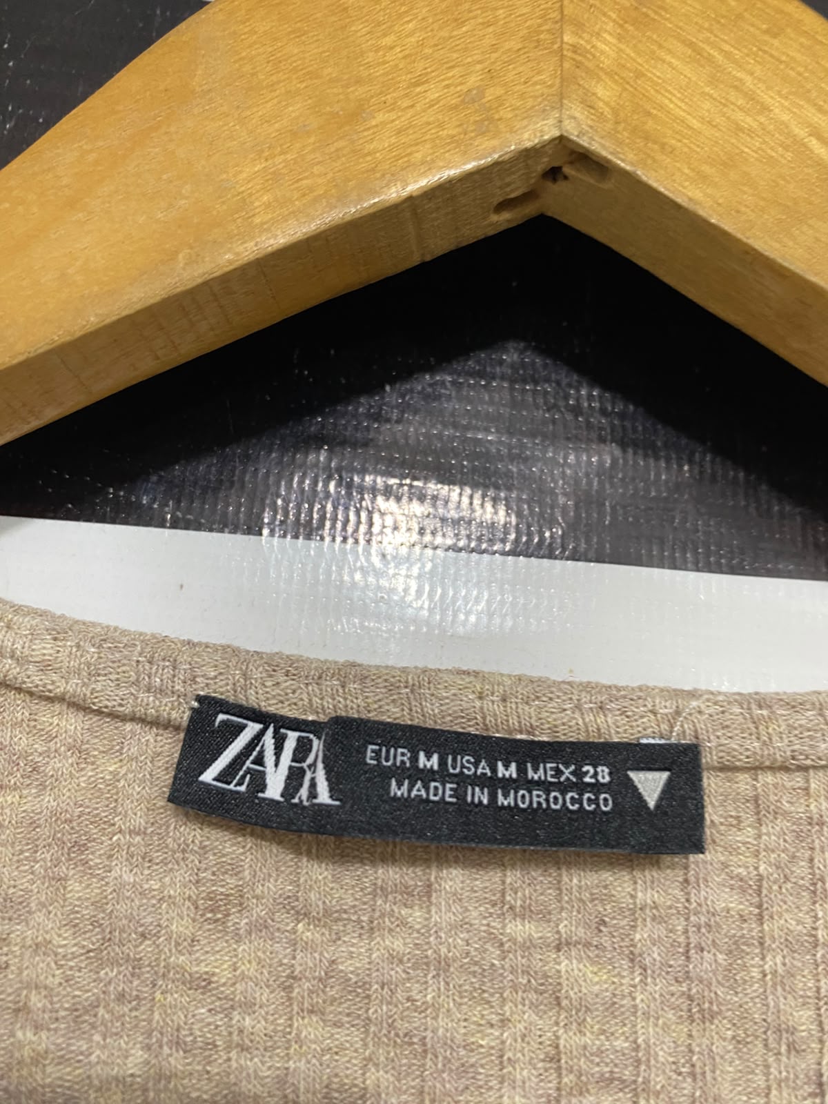 ZARA |M| BUST 14| A41| BEIGE CUT-OUT SLEEVE RIBBED UTILITY TOP