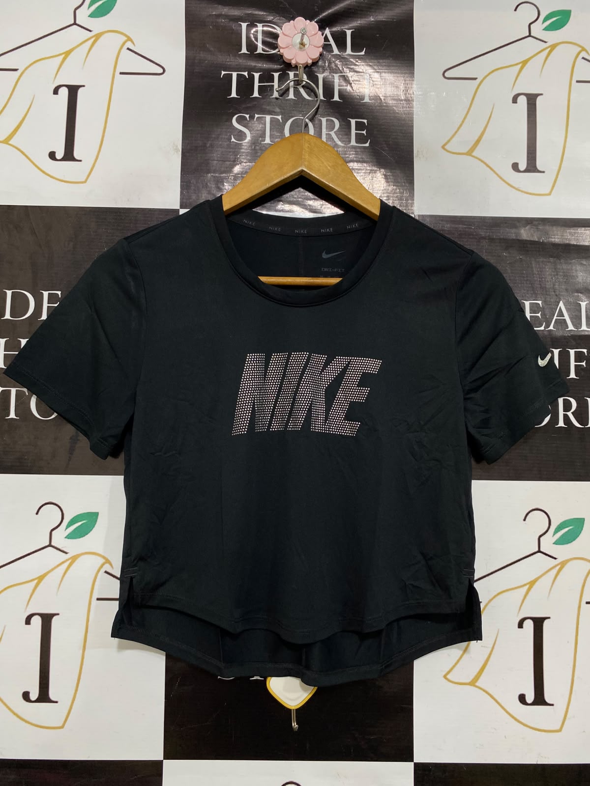 NIKE |XS| BUST 16| A42| BLACK DRI-FIT STUDDED LOGO PERFORMANCE UTILITY TEE