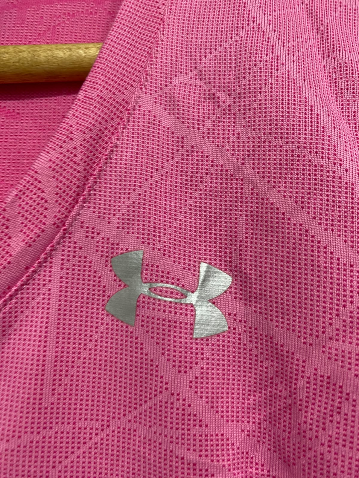 UNDER ARMOUR |XS| BUST 16| A42| PINK ABSTRACT-PRINT PERFORMANCE UTILITY TEE