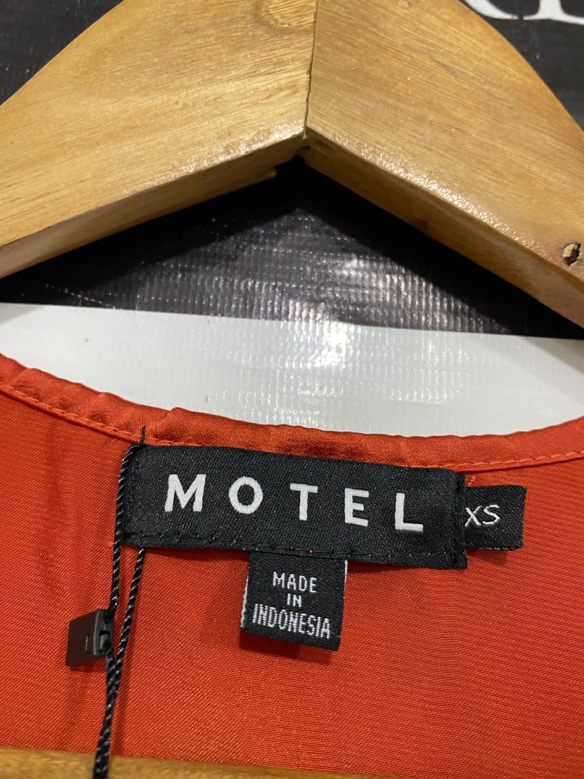 MOTEL |XS| BUST 17| A43| RUST ORANGE SATIN TIE-FRONT CROPPED UTILITY TOP