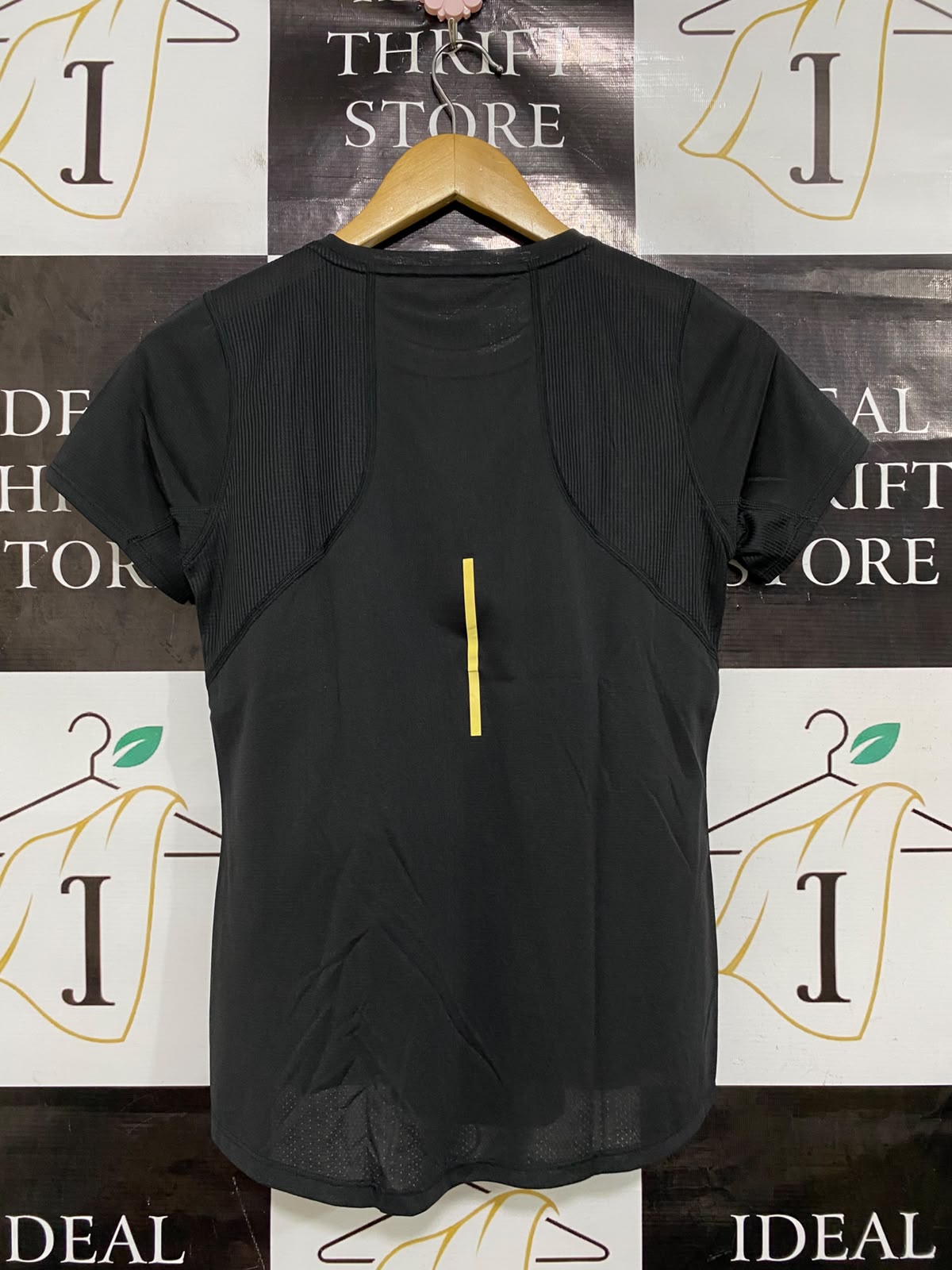 MIZUNO |M| BUST 16| A44| BLACK AND GOLD TECHNICAL UTILITY ATHLETIC T-SHIRT
