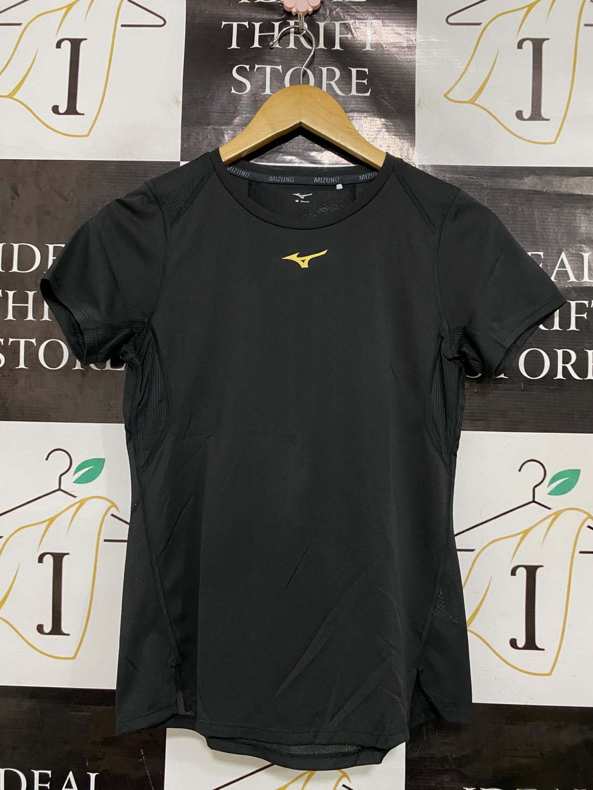 MIZUNO |M| BUST 16| A44| BLACK AND GOLD TECHNICAL UTILITY ATHLETIC T-SHIRT