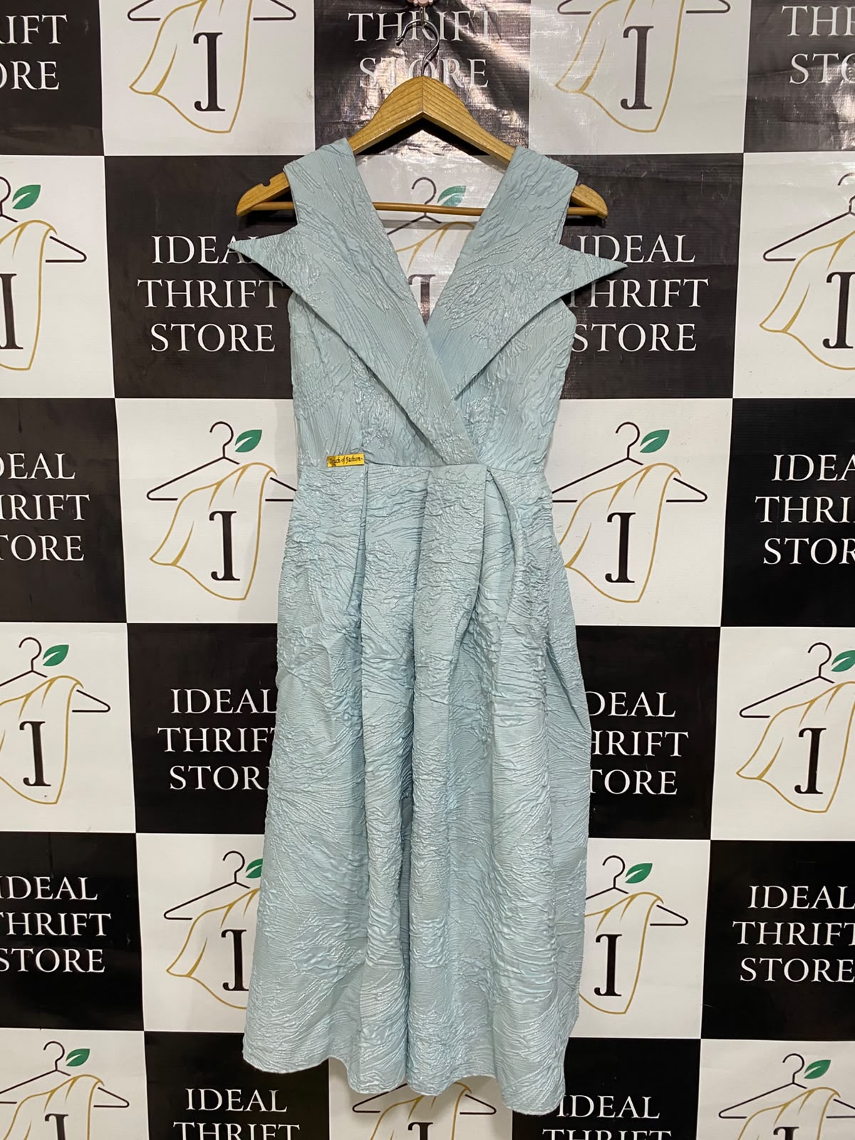 TOUCH OF FASHION |S| BUST 16| A44| ICE BLUE TEXTURED ARCHITECTURAL V-NECK TECHNICAL UTILITY MIDI DRESS