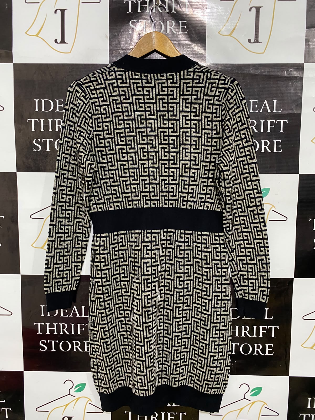 QUIZ |L| BUST 19| A44| BLACK AND BEIGE GEOMETRIC JACQUARD KNIT CARDIGAN DRESS