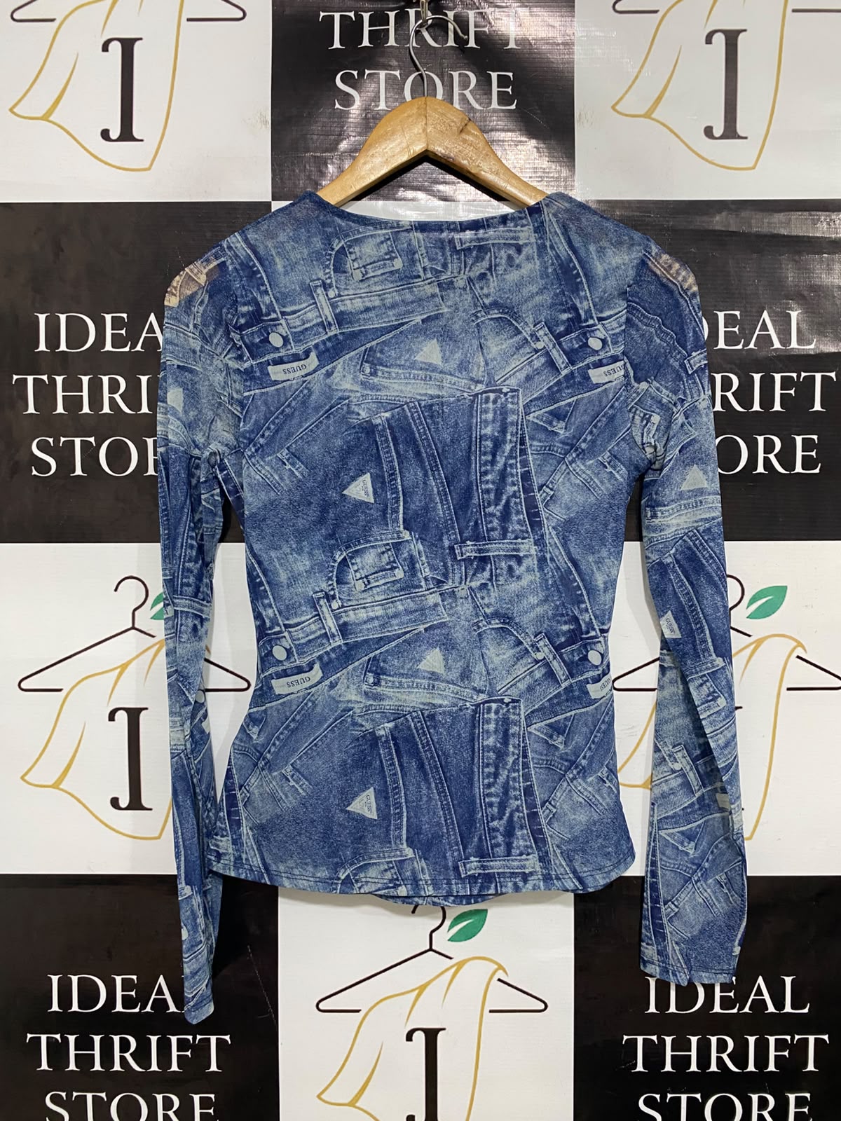 GUESS |M| BUST 15| A46| BLUE DENIM-PRINT RUCHED CUTOUT TECHNICAL UTILITY LONG-SLEEVE TOP