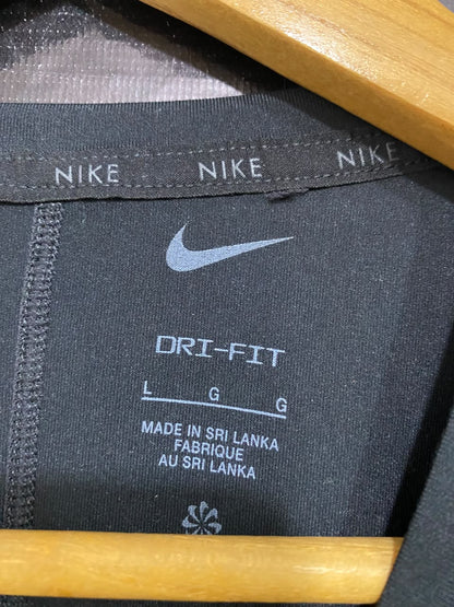 NIKE |L| BUST 20| A49| BLACK NIKE SWOOSH GRAPHIC TECHNICAL UTILITY T-SHIRT