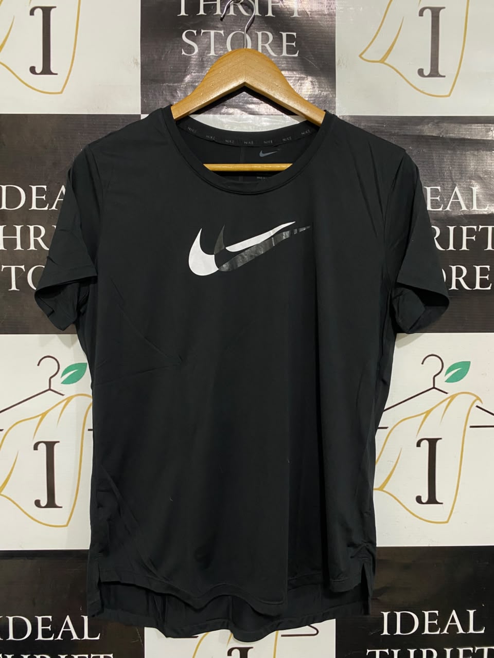 NIKE |L| BUST 20| A49| BLACK NIKE SWOOSH GRAPHIC TECHNICAL UTILITY T-SHIRT