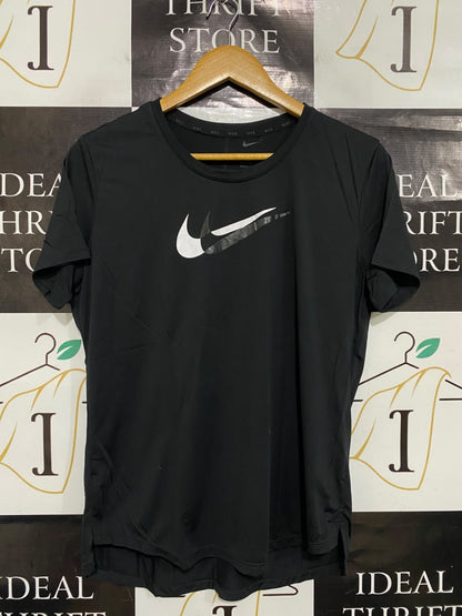 NIKE |L| BUST 20| A49| BLACK NIKE SWOOSH GRAPHIC TECHNICAL UTILITY T-SHIRT