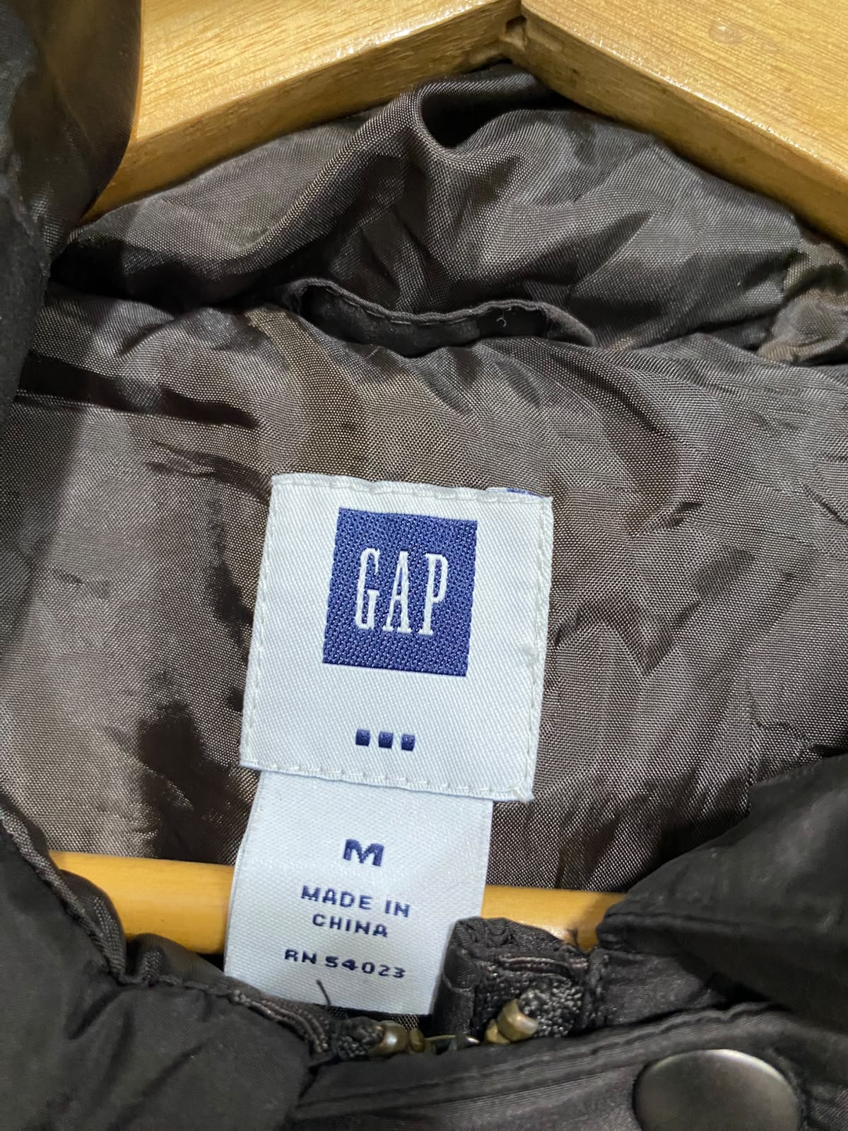 GAP |M| BUST 20| A48| SOLID BLACK QUILTED HOODED TECHNICAL UTILITY VEST