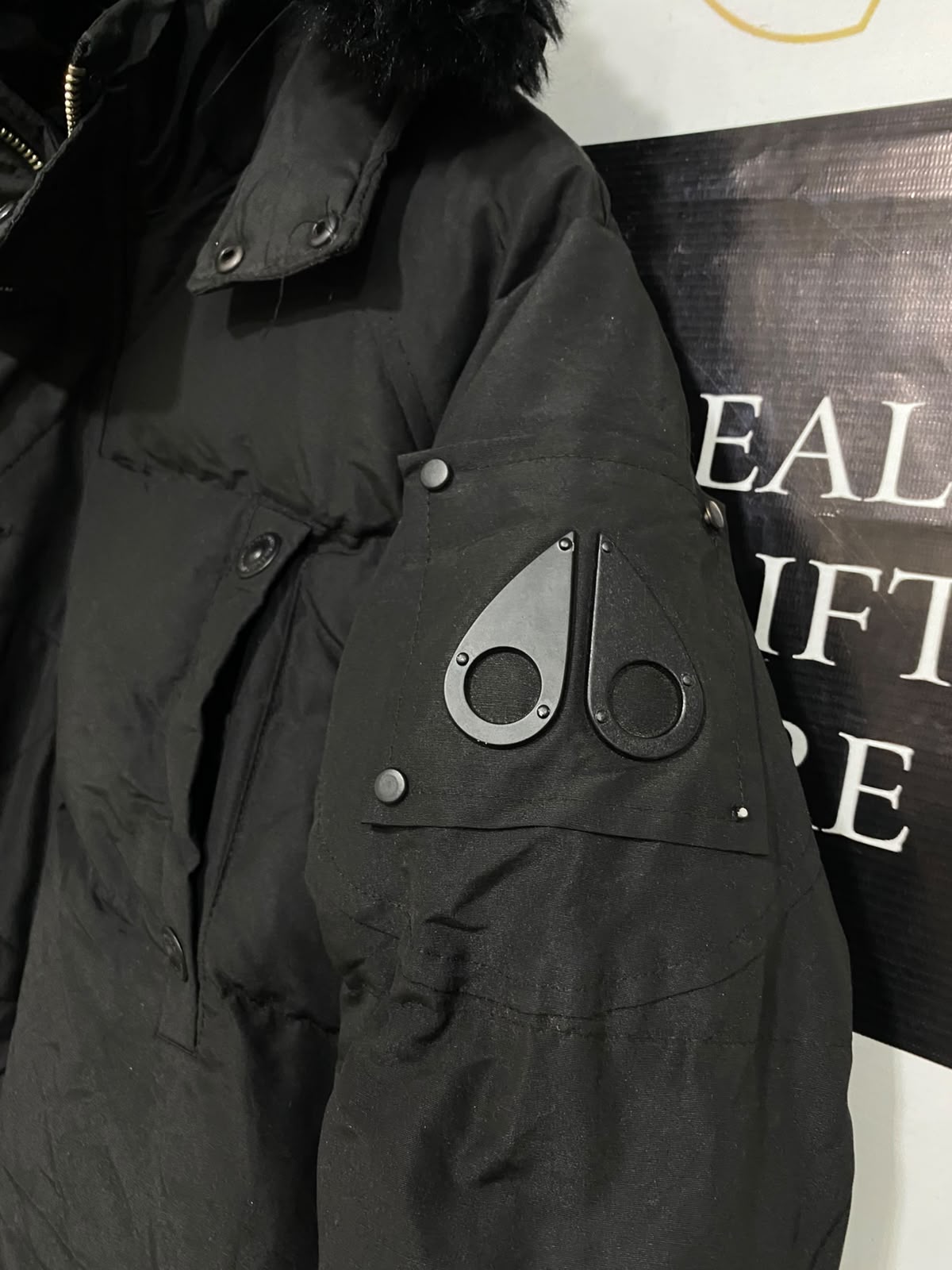 MOOSE KNUCKLES |S| BUST 23| A24| SOLID BLACK FUR-TRIMMED HOODED TECHNICAL UTILITY PARKA JACKET