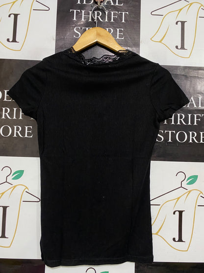 DECJUBA |S| BUST 15| A53| BLACK DECJUBA LACE-TRIM RIBBED TECHNICAL UTILITY T-SHIRT