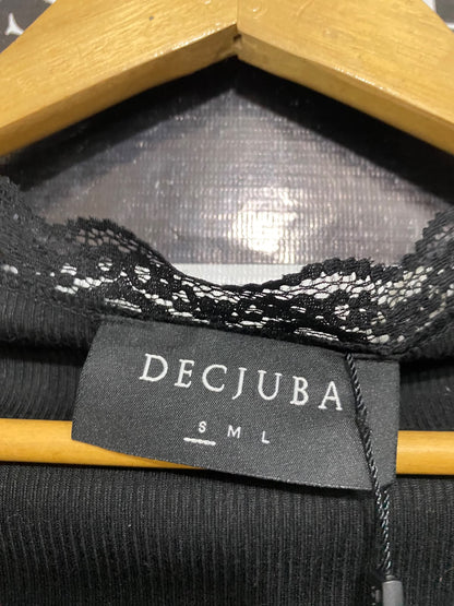 DECJUBA |S| BUST 15| A53| BLACK DECJUBA LACE-TRIM RIBBED TECHNICAL UTILITY T-SHIRT