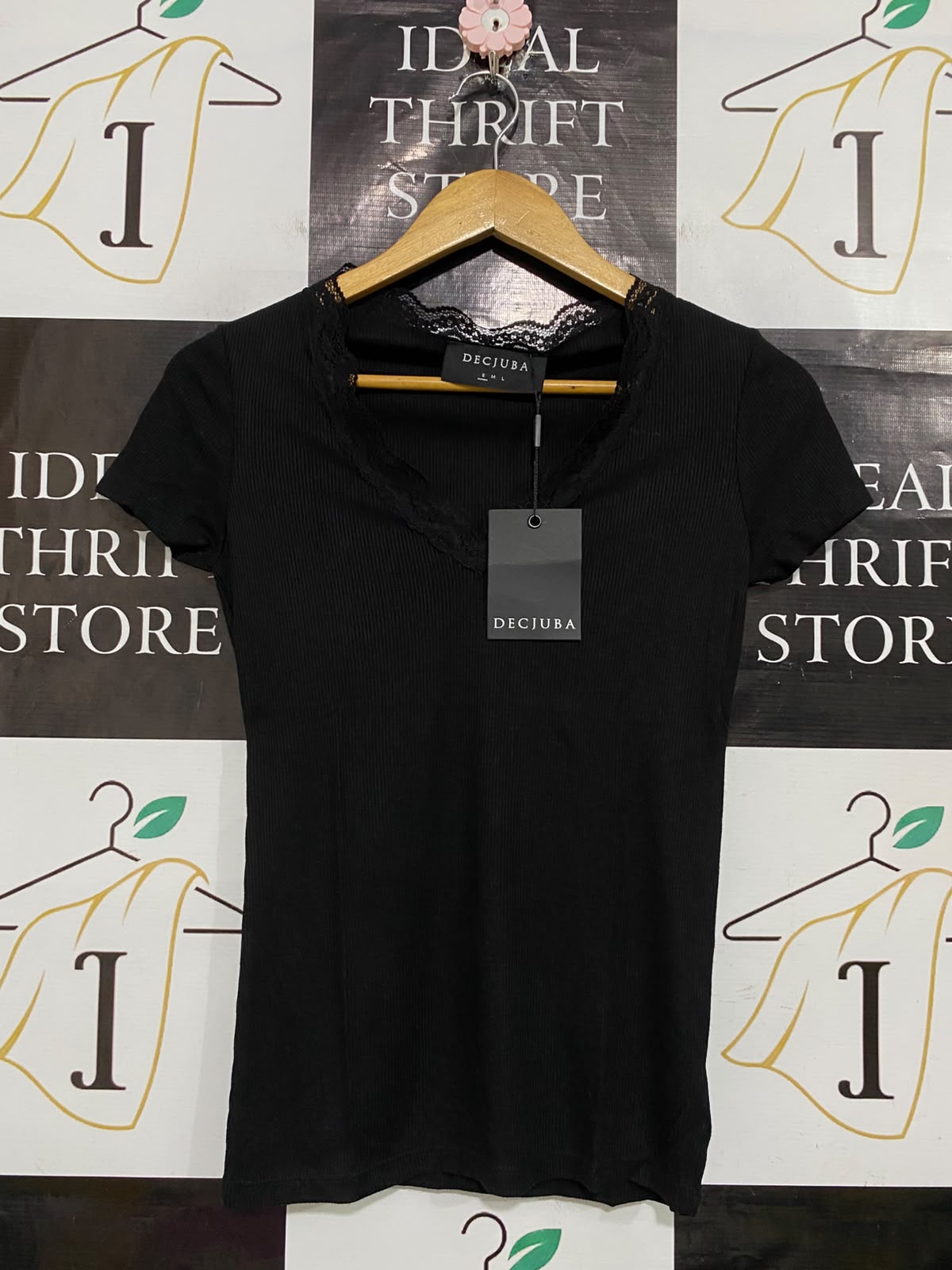 DECJUBA |S| BUST 15| A53| BLACK DECJUBA LACE-TRIM RIBBED TECHNICAL UTILITY T-SHIRT