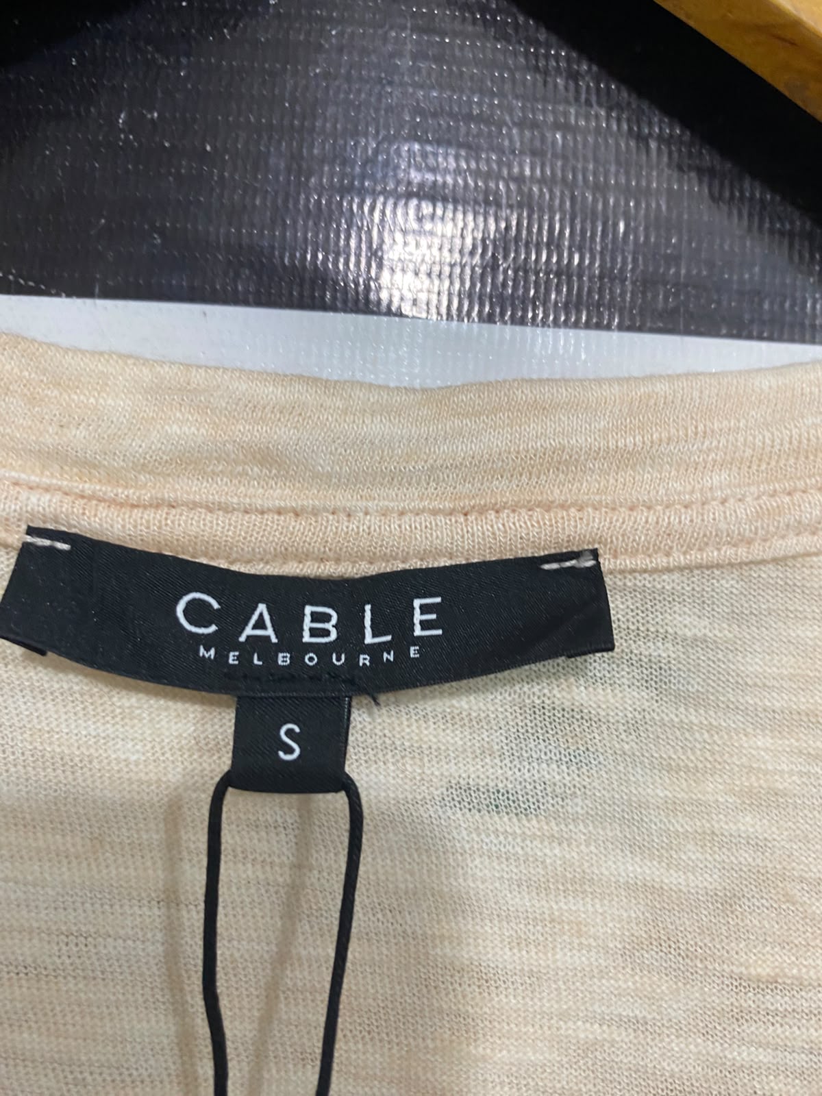 CABLE |S| BUST 18| A53| BEIGE CABLE V-NECK TECHNICAL UTILITY T-SHIRT